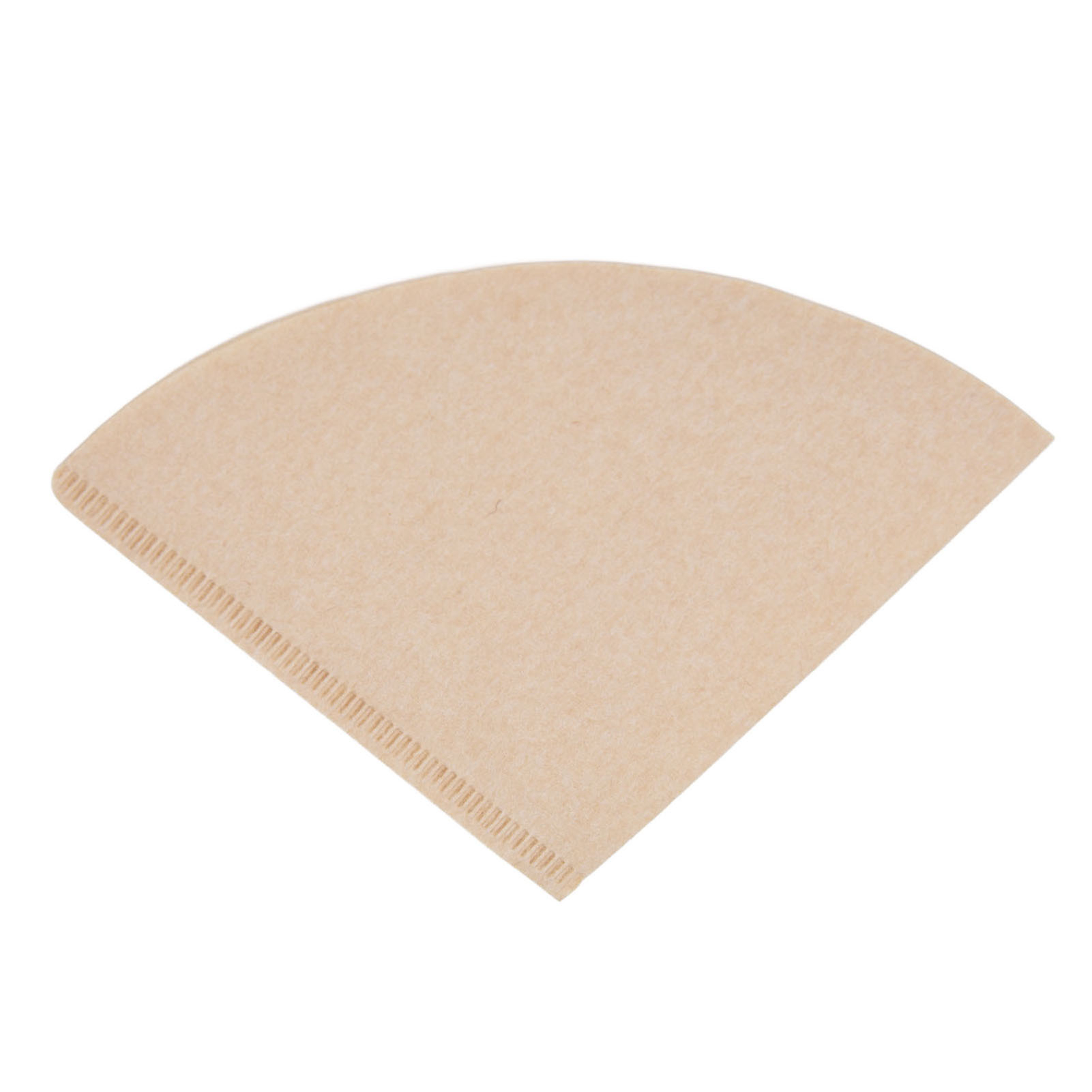 Ein beigefarbener Papier-Kaffeefilter in Fächerform mit strukturierter Oberfläche vor weißem Hintergrund.