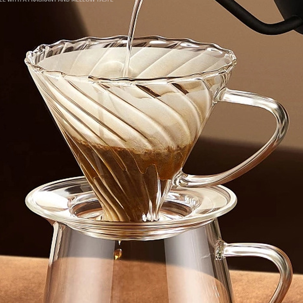 Kaffee wird in einem transparenten Glas-Pour-Over-Gerät gebrüht. Wasser fließt in den Kegel und füllt sich mit Kaffee.