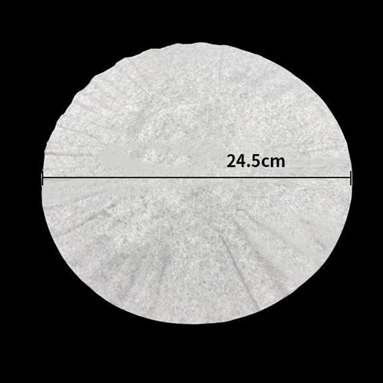 Ein weißes, kreisförmiges Filterpapier mit einem Durchmesser von 24,5 cm, vor schwarzem Hintergrund.