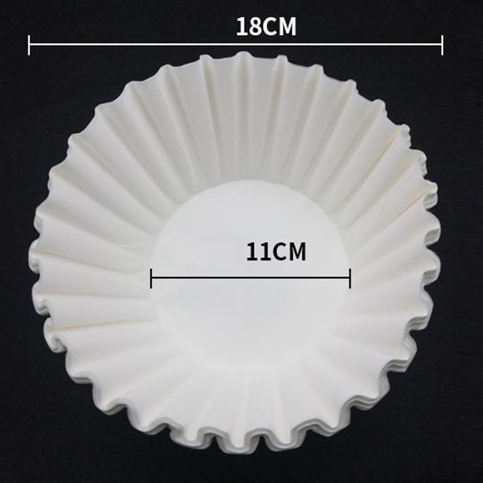Weißer Papier-Kaffeefilter. Er hat einen wellenförmigen Rand. Die Abmessungen betragen oben 18 cm und unten 11 cm.