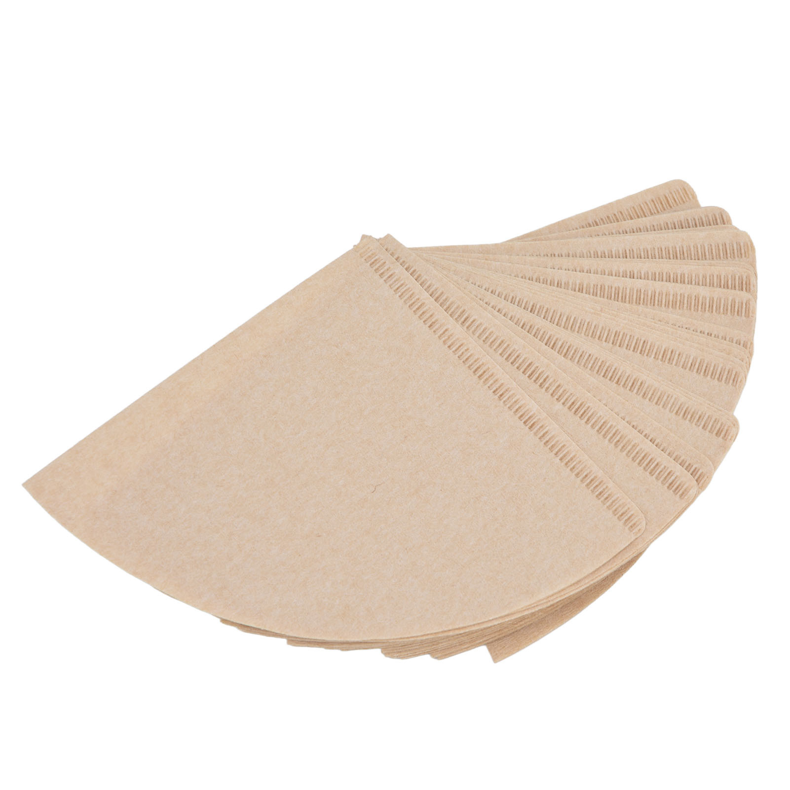 Ein Stapel hellbrauner, halbkreisförmiger Papier-Kaffeefilter, die sich vor einem weißen Hintergrund auffächern.