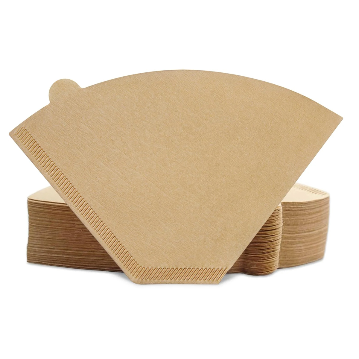Ein Stapel hellbrauner Kaffeefilter, mit einem Filter davor. Die Filter sind kegelförmig und aus Papier.