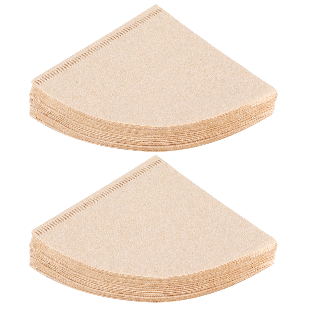 Zwei Stapel beigefarbener, kegelförmiger Kaffeefilter. Jeder Filter hat eine strukturierte Oberfläche und einen perforierten Rand.