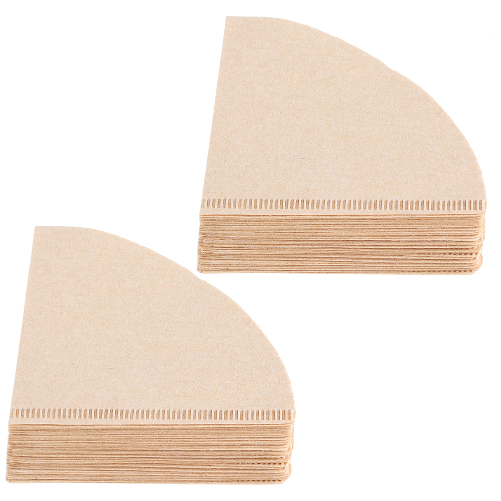 Zwei Stapel beige, halbkreisförmiger Kaffeefilter, mit weißem Hintergrund. Jeder Filter hat eine Reihe kleiner Perforationen.