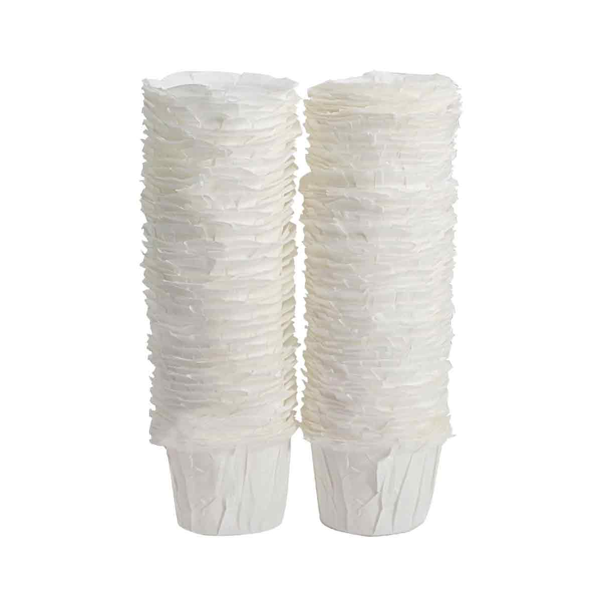 Zwei Stapel weißer Papier-Cupcake-Formen. Die Formen sind gefaltet und zylindrisch, mit breiterem oberen und schmalerem Boden.