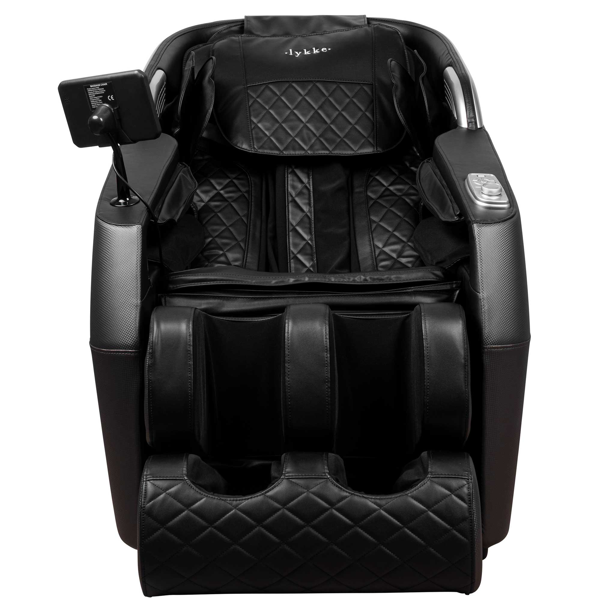 Czarny fotel do masażu. Posiada wbudowany panel sterowania, skórzane obicie w romby i logo 'lykke' na zagłówku.