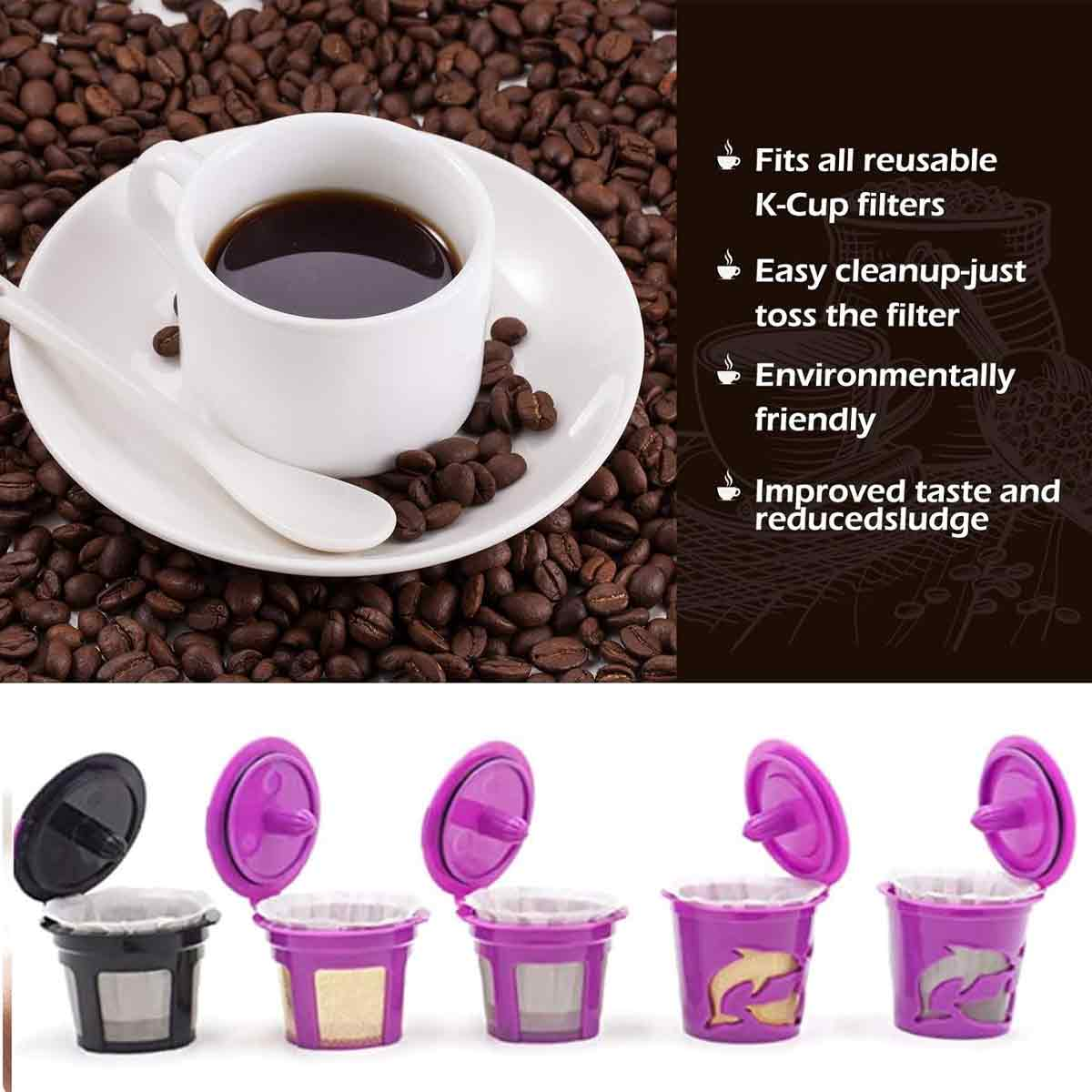 Eine weiße Kaffeetasse auf einer Untertasse, umgeben von Kaffeebohnen. Darunter wiederverwendbare K-Cup-Filter in Lila.