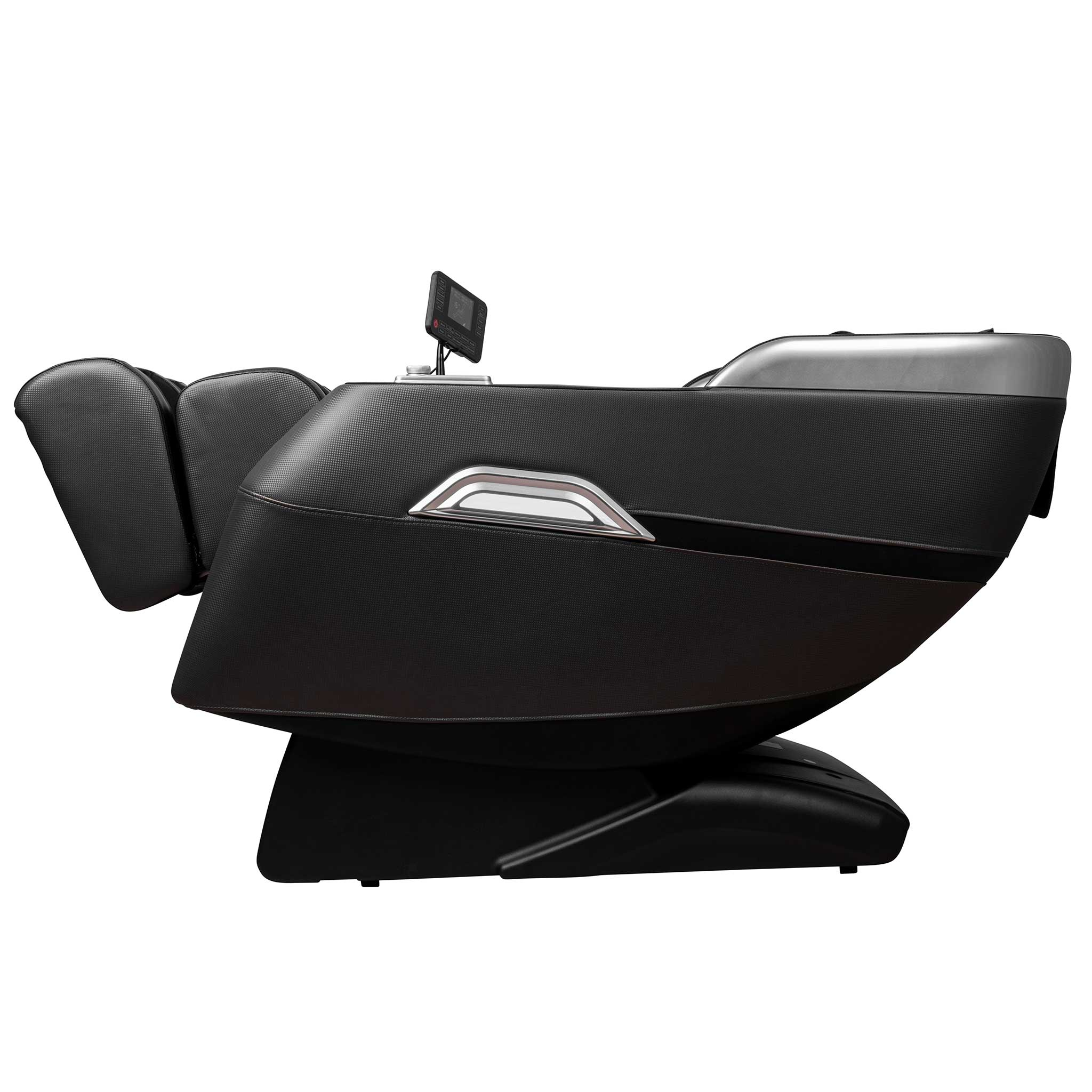 Czarny fotel do masażu na białym tle. Ma ekran i metalowe akcenty.