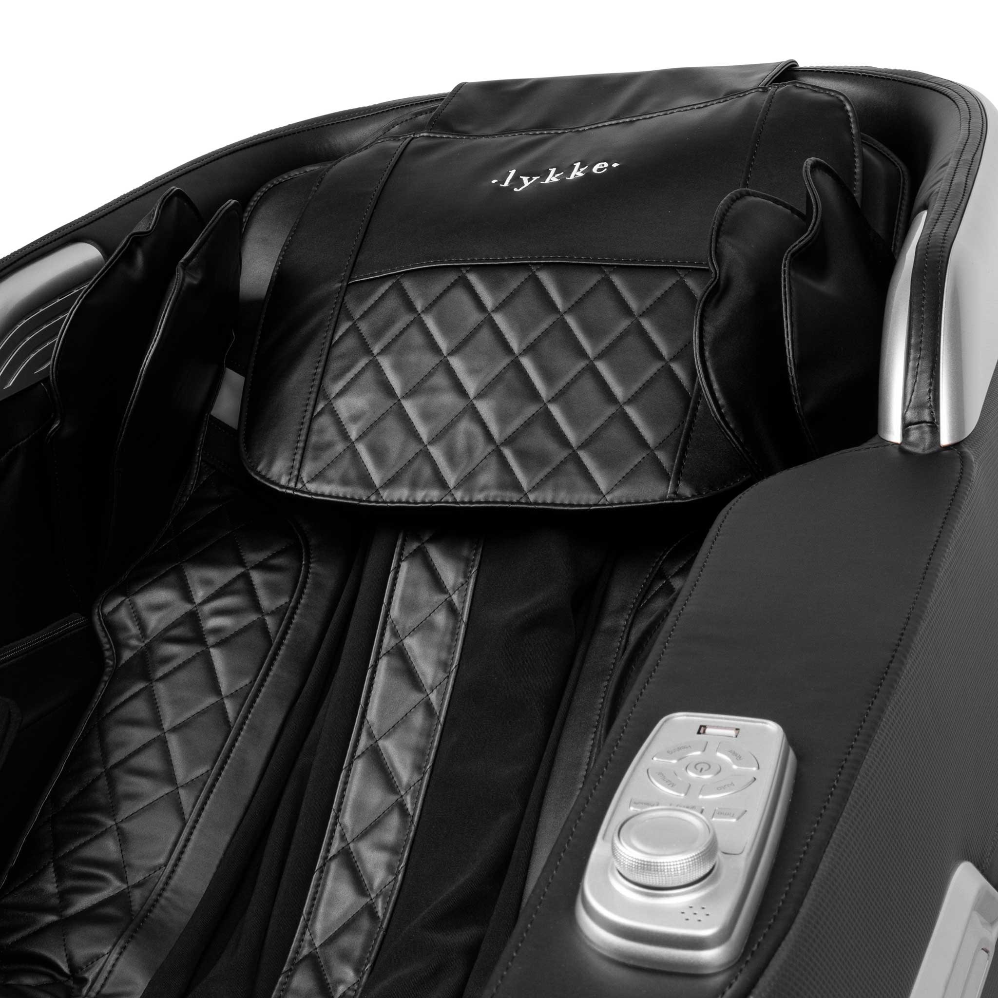 Czarny fotel do masażu z pikowanymi skórzanymi detalami i panelem sterowania. Marka '.lykke.' jest widoczna.