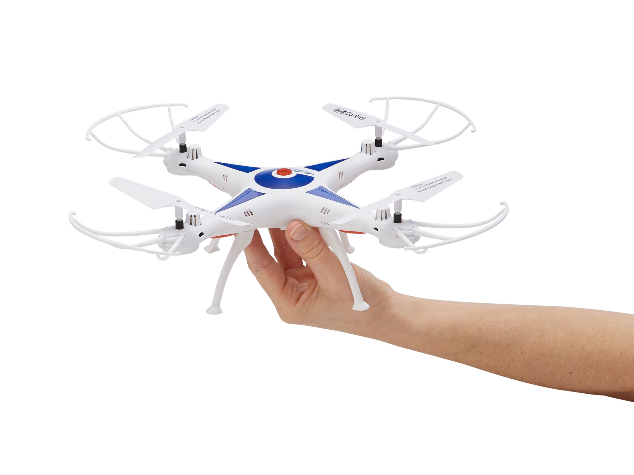 Biało-niebieski dron trzymany jest w dłoni. Dron ma cztery śmigła i znajduje się na białym tle.