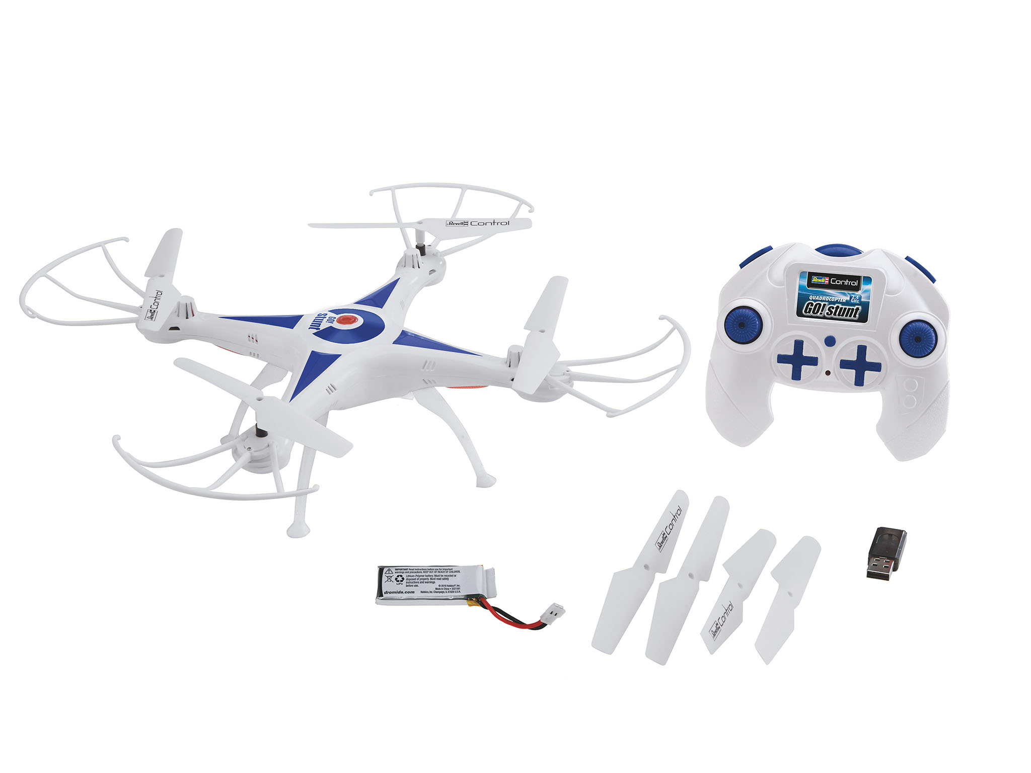 Biały dron z niebieskimi akcentami, kontroler, zapasowe śmigła, bateria i klucz USB na białej powierzchni.
