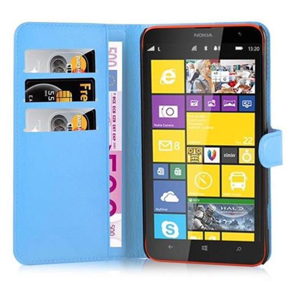 Un telefono Nokia in una custodia a portafoglio blu. La custodia ha fessure per carte e una banconota da 500 euro. Il telefono visualizza icone di app.