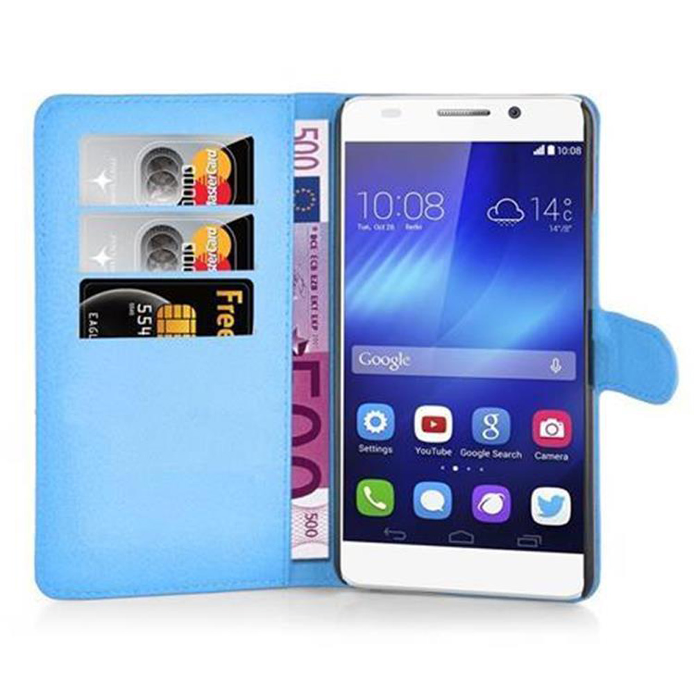 Uno smartphone in una custodia blu con carte e denaro. Lo schermo mostra l'ora e il meteo.