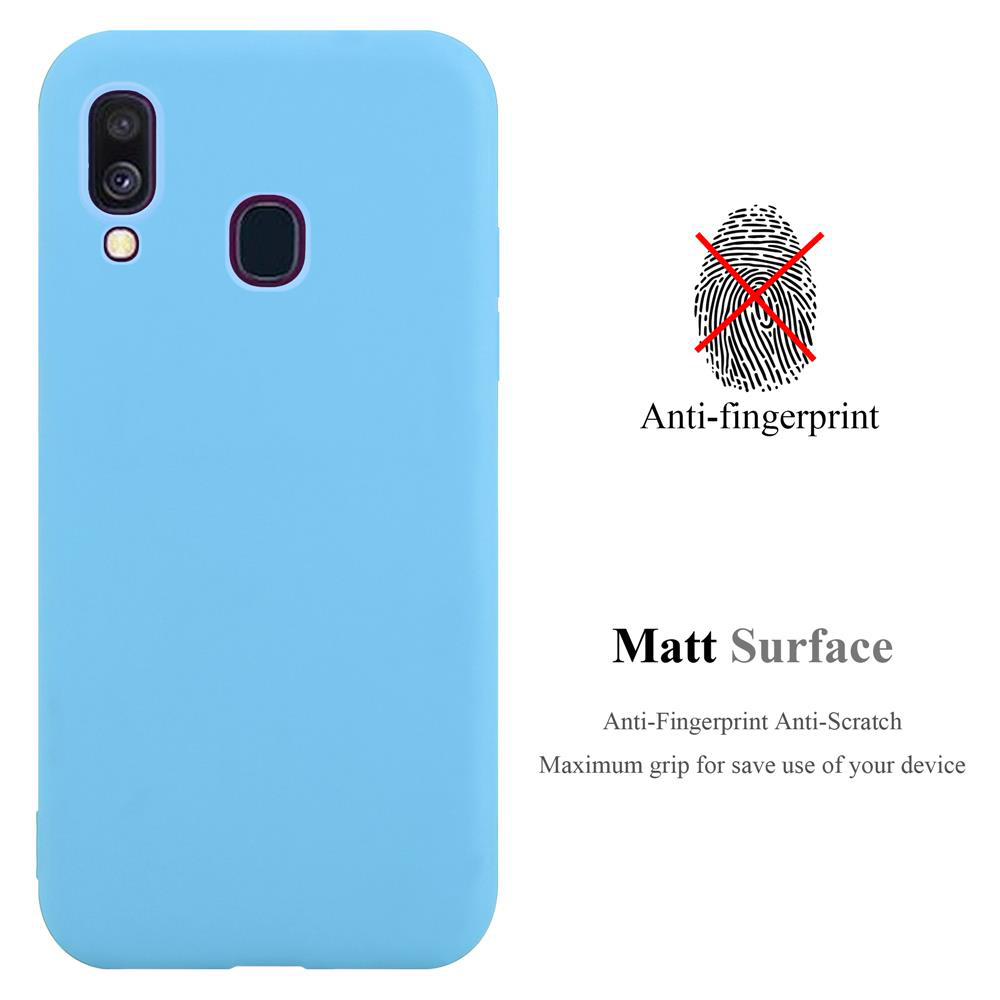 Una custodia per telefono azzurra con ritagli per fotocamera, testo anti-impronta e superficie opaca, e immagine dell'impronta digitale.