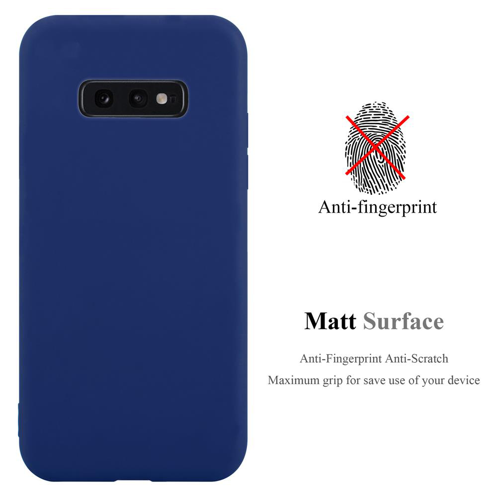 Custodia per telefono blu scuro su sfondo bianco. Antigraffio e superficie opaca. Testo: anti-impronte e presa massima.
