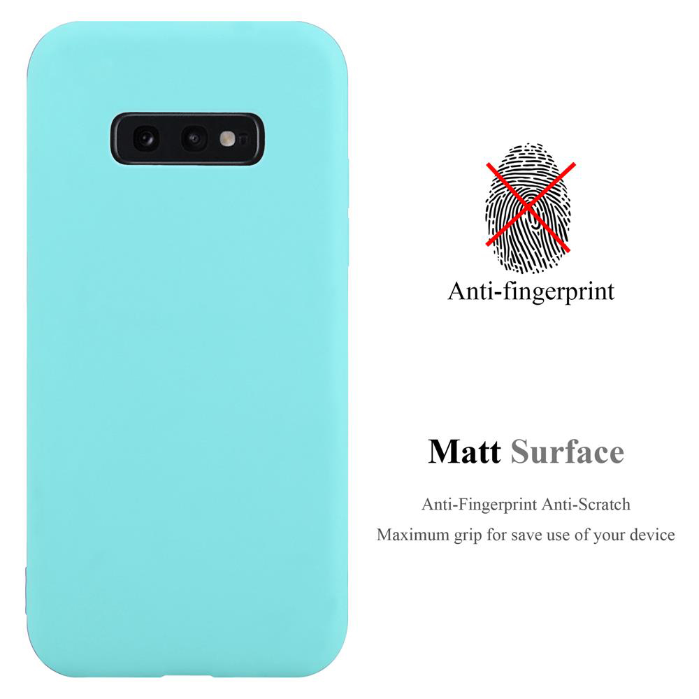 Viene mostrata una custodia per telefono azzurra con un ritaglio per fotocamera nero. A destra un'illustrazione di impronta digitale con una croce rossa.