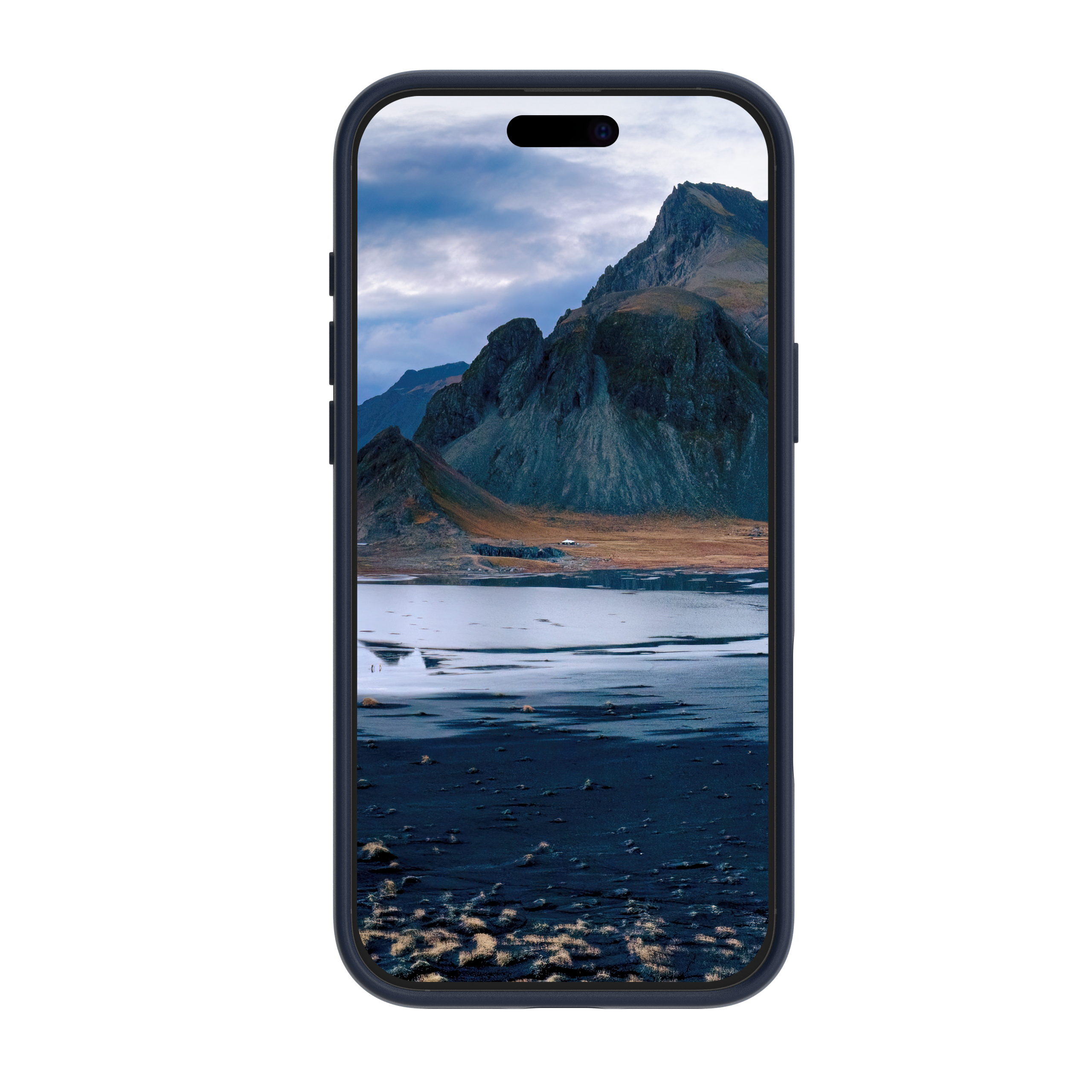 Un telefono mostra un paesaggio con montagne, un lago e un cielo nuvoloso.