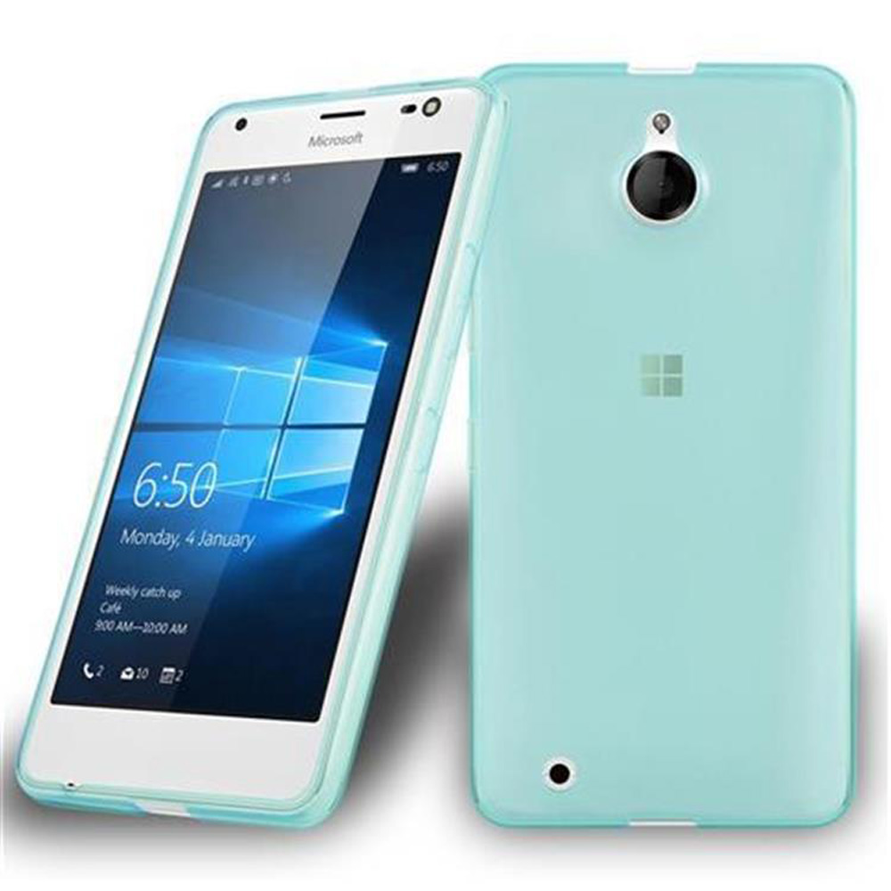 Zwei türkisfarbene Smartphones. Eines zeigt die Uhrzeit 6:50, Montag, 4. Januar. Das andere zeigt die Kamera und das Microsoft-Logo.