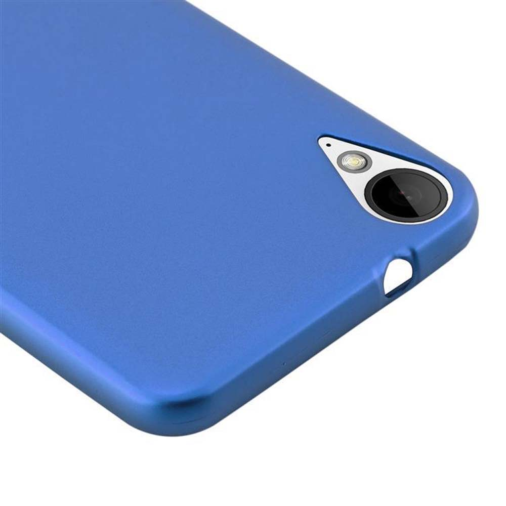 Primer plano de una funda de teléfono azul. La funda tiene un agujero para la cámara y otro para el flash. El fondo es blanco.