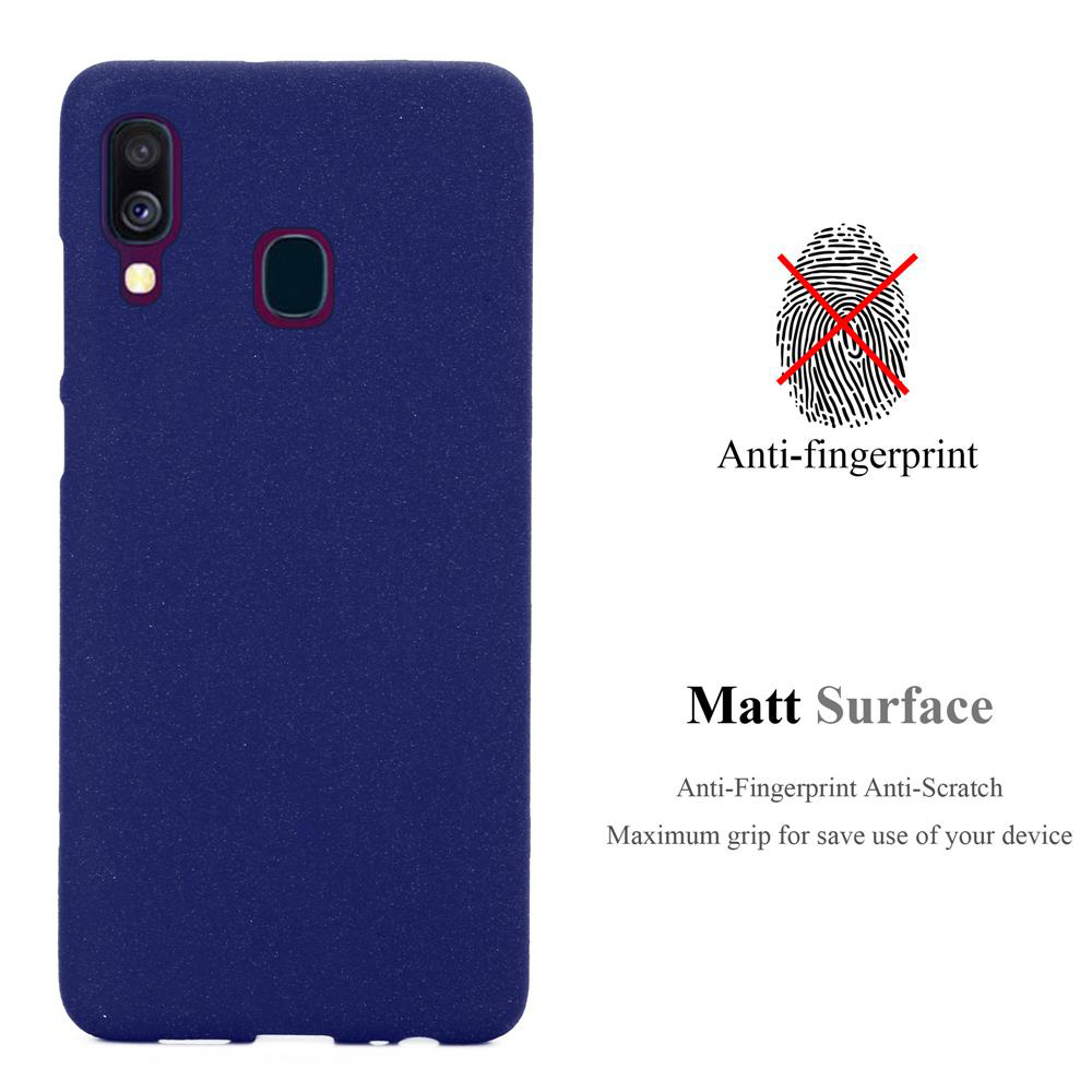 Una custodia blu navy con superficie opaca, funzione anti-impronta e icona impronta digitale. Testo: 'Matt Surface'.