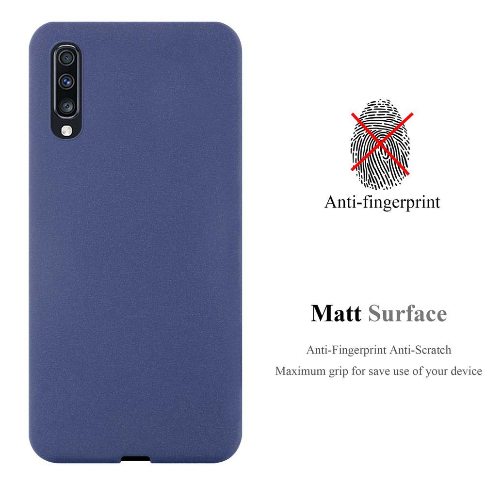 Viene mostrata una custodia blu per telefono con fotocamera a tre lenti. Il testo indica caratteristiche anti-impronta e superficie opaca.