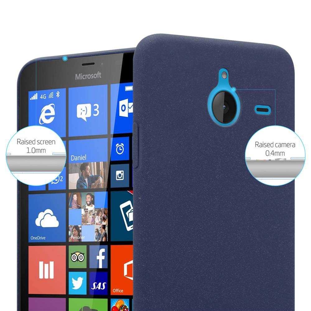 Un teléfono azul oscuro con funda. La pantalla muestra iconos. La cámara y la pantalla están elevadas. Logo de Microsoft visible.
