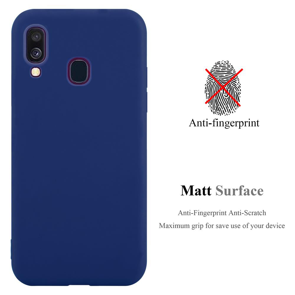 Custodia per telefono blu scuro su sfondo bianco. Il testo indica caratteristiche anti-impronta e superficie opaca. Icona impronta digitale sbarrata.