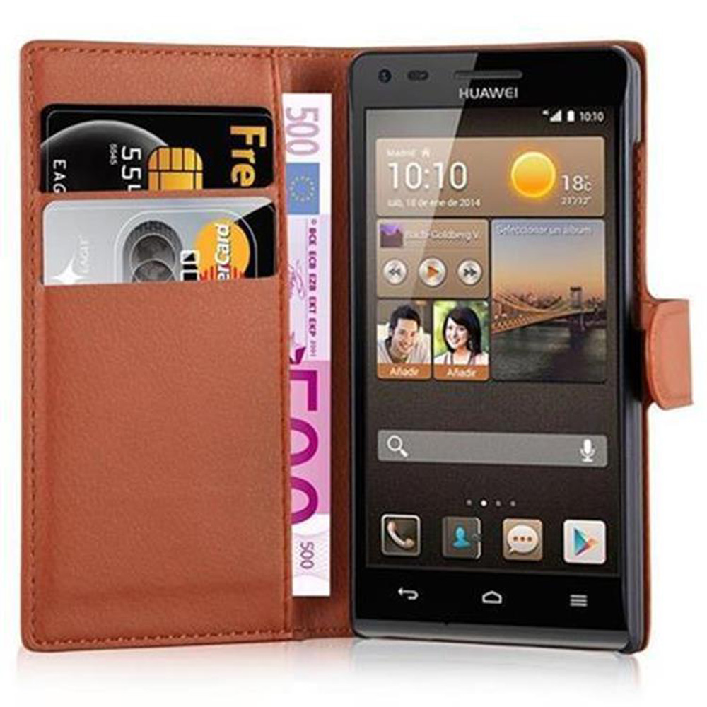 Una funda marrón para teléfono con teléfono, tarjetas y un billete de 500 euros. El teléfono muestra la hora, la fecha y otros iconos.