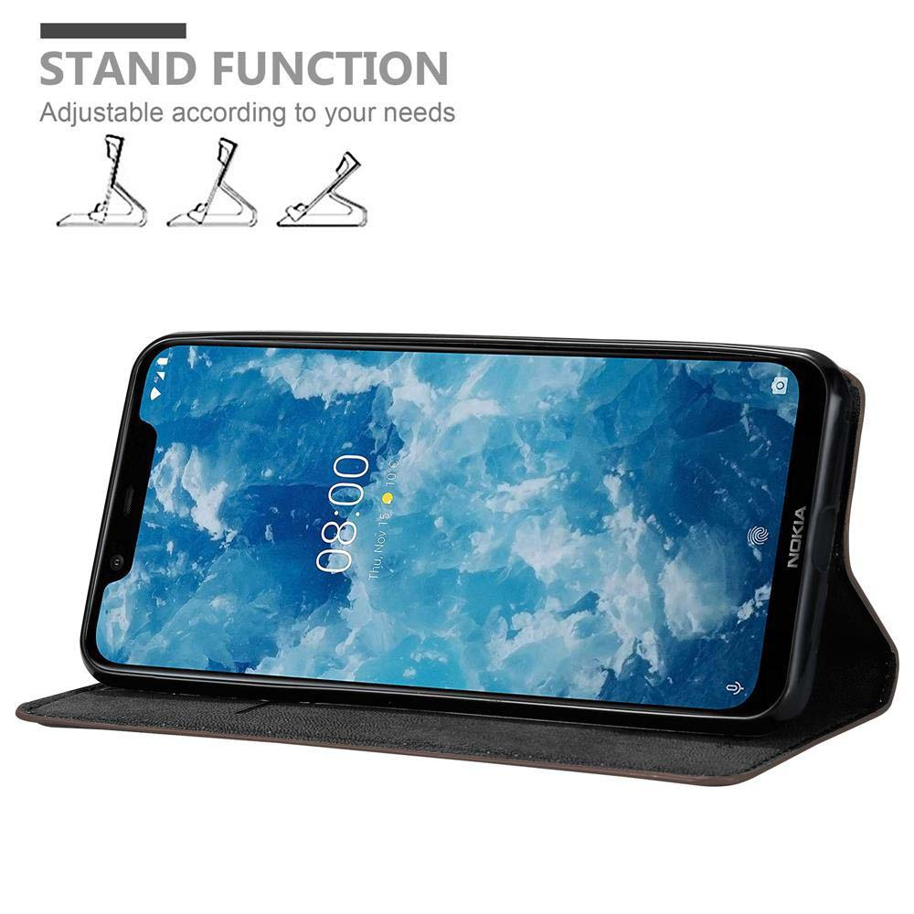Un telefono Nokia mostra le 08:00 sullo schermo. È in una custodia di pelle. Il testo recita 'STAND FUNCTION' e 'Adjustable to your needs'.