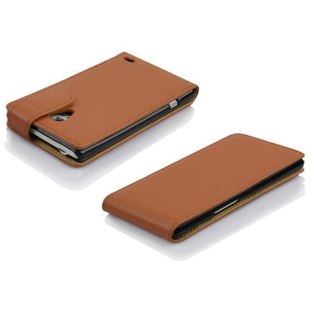 Deux étuis de téléphone en cuir marron sur une surface blanche. L'un est fermé, l'autre ouvert. Les deux ont une bordure noire.