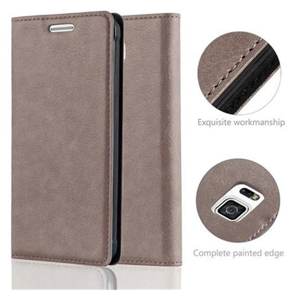 Se muestra una funda de cuero marrón para teléfono. Detalles incluyen un recorte para la cámara y costuras exquisitas. La funda está abierta.