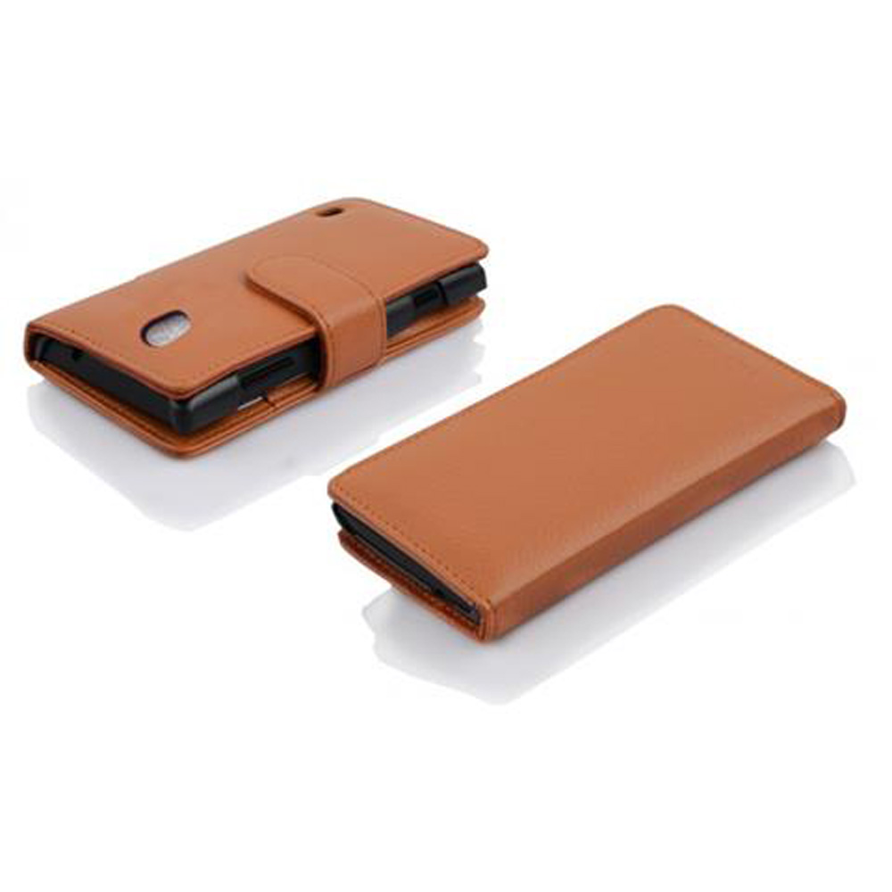 Dos fundas de cuero marrón para teléfono sobre una superficie blanca. Una abierta, otra cerrada.