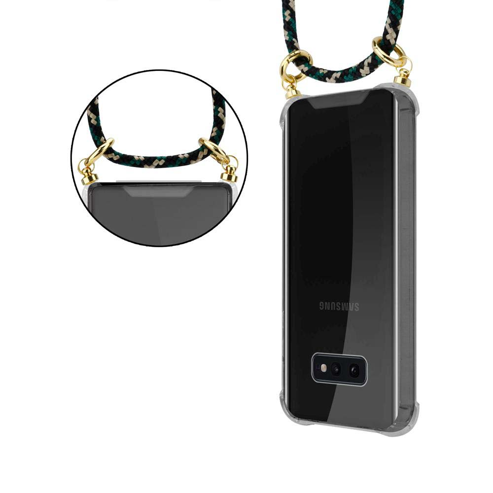 Un telefono Samsung in una custodia trasparente con un cordino. Il cordino è verde e nero con connettori dorati. Il telefono è nero.