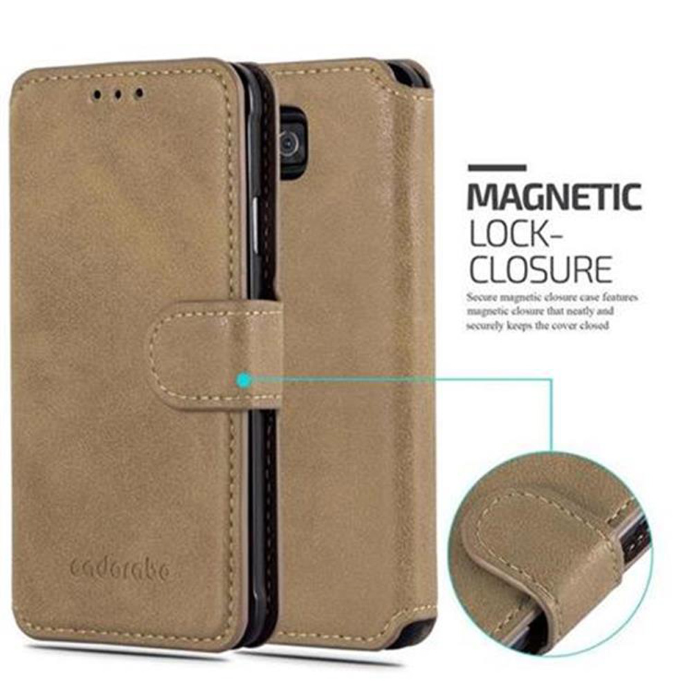 Una funda de teléfono de cuero bronceado con cierre magnético, abierta, mostrando el teléfono y el interior. Texto: Magnetic Lock-Closure.