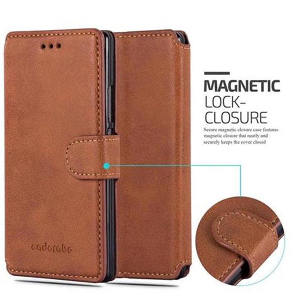 Custodia per telefono in pelle marrone. Caratteristiche includono una chiusura magnetica e il marchio 'cadorabo'.