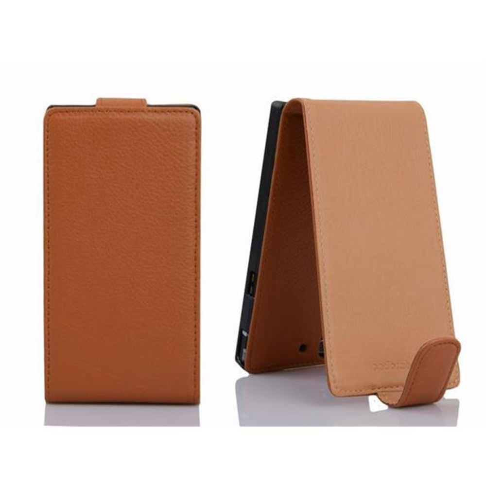 Dos fundas de teléfono de cuero marrón sobre una superficie blanca. Una cerrada, la otra abierta, apoyada. La funda abierta tiene un soporte.