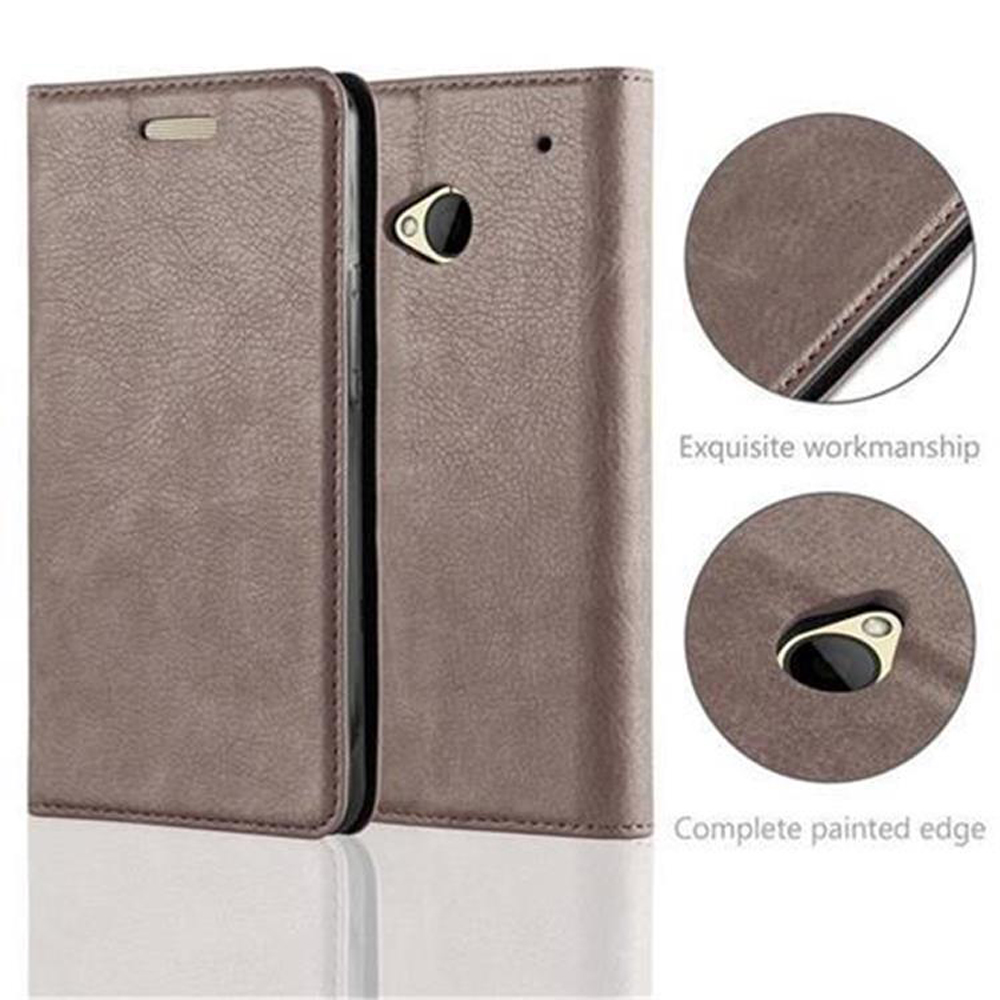 Una funda de teléfono de cuero marrón está abierta. Los detalles incluyen una pequeña lente de cámara, un cierre y texto sobre la mano de obra.