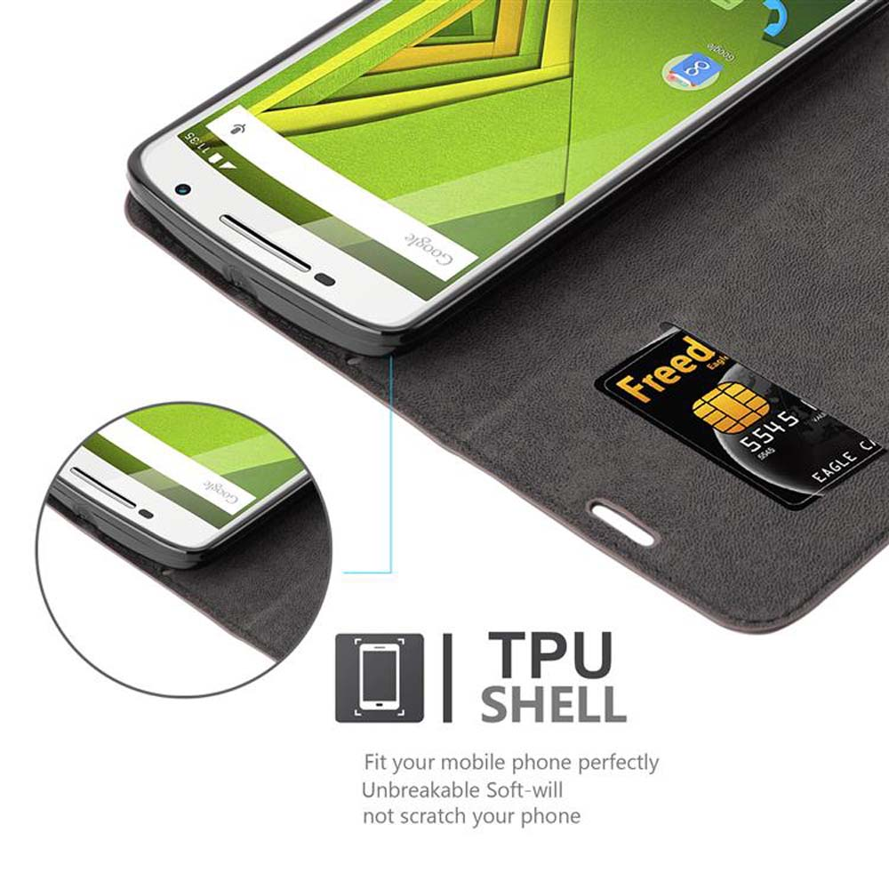 Uno smartphone in una custodia con una scheda Freed. Lo schermo mostra le app e il logo di Google. È visibile anche un guscio in TPU.