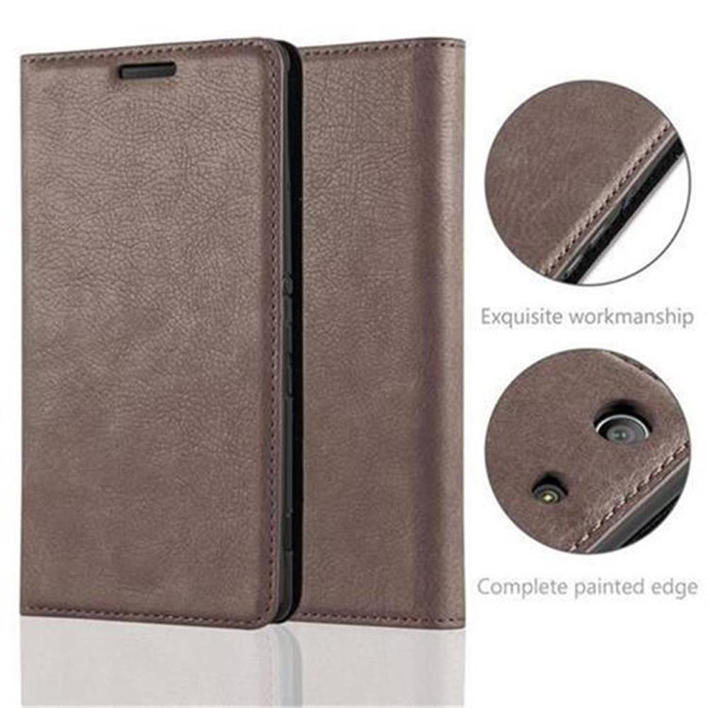 Se muestra una funda de teléfono de cuero marrón, con costuras detalladas y una espina dorsal negra. Primeros planos muestran la artesanía y los bordes pintados.