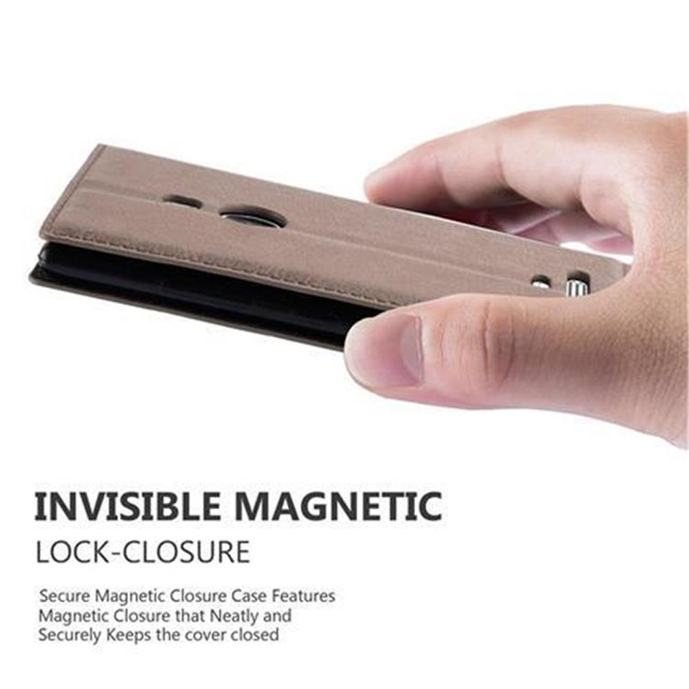 Una mano tiene una custodia marrone per telefono con chiusura magnetica. Il testo "INVISIBLE MAGNETIC LOCK-CLOSURE" è in basso.