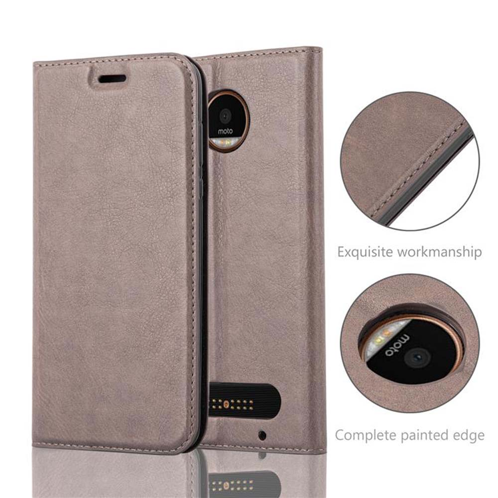 Funda de teléfono beige. Detalles de costura, recorte de cámara y el logo 'moto'. Texto: 'Exquisita mano de obra'.