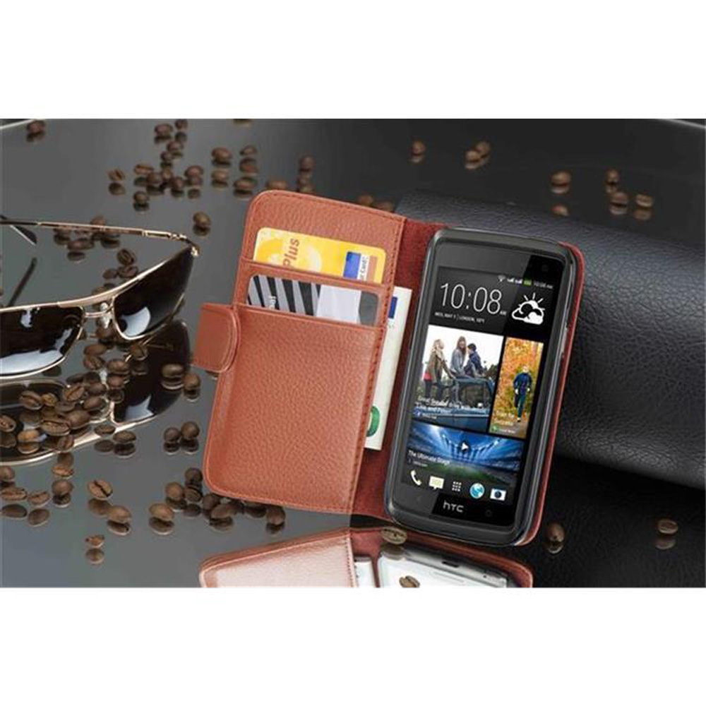 Ein Telefon in einer braunen Lederhülle mit Karten, Sonnenbrille und Kaffeebohnen auf einer reflektierenden Oberfläche.