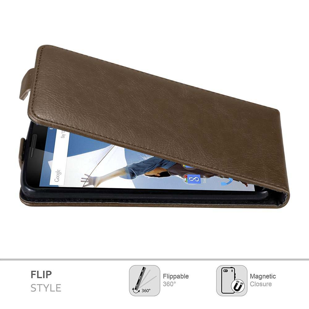 Una funda para teléfono de estilo flip marrón parcialmente abierta, que revela una pantalla de teléfono que muestra iconos de aplicaciones. La funda está sobre un fondo blanco.