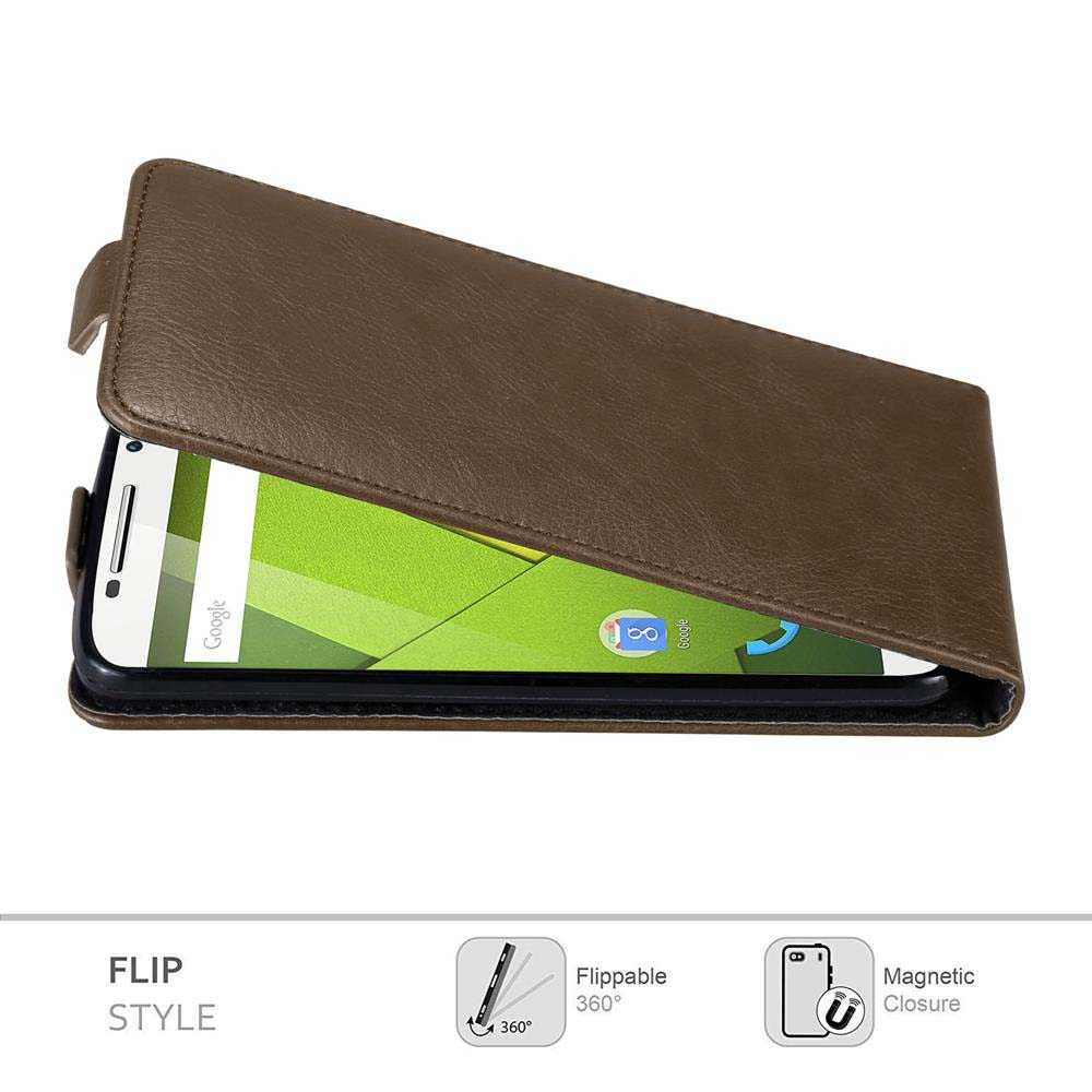 Una funda para teléfono de estilo flip marrón con un teléfono dentro. El teléfono muestra una pantalla de búsqueda de Google. Iconos abajo.