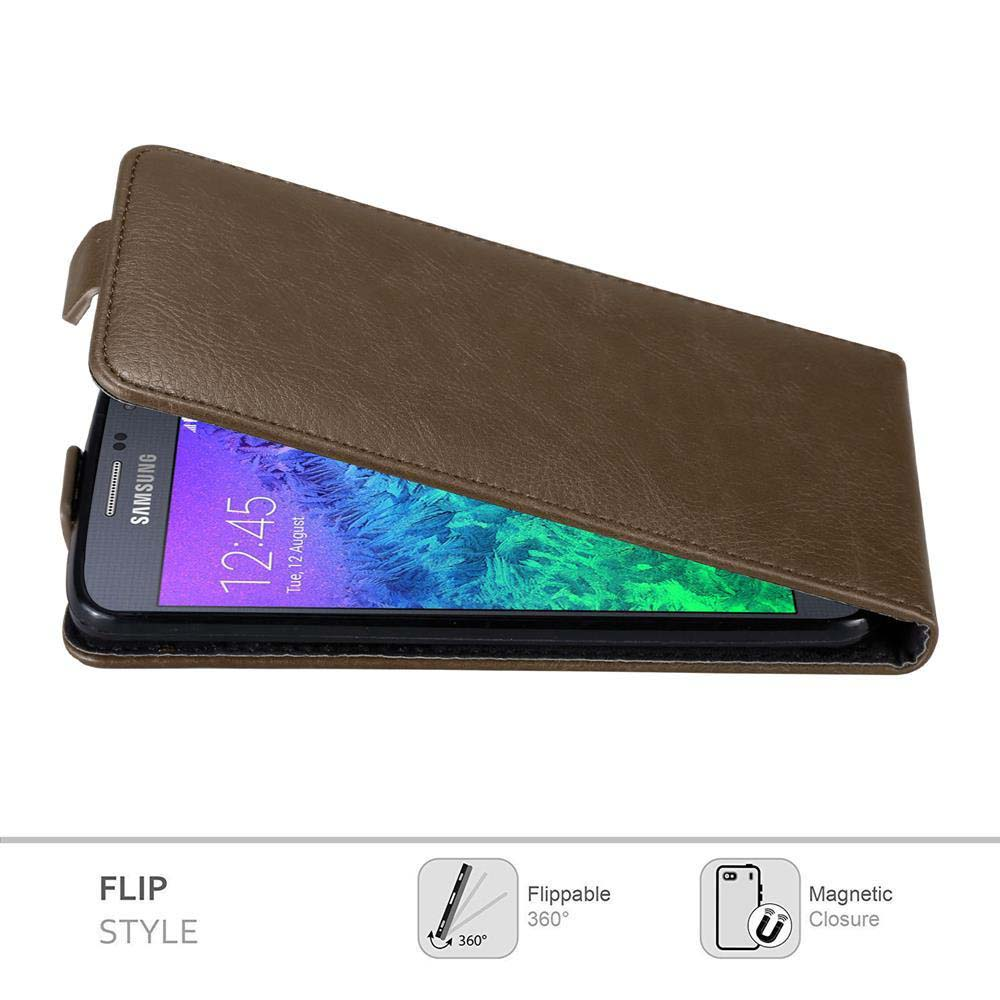 Eine braune Flip-Handyhülle mit einem Samsung-Telefon im Inneren. Das Telefon zeigt die Uhrzeit 12:45, Di., 12. August.
