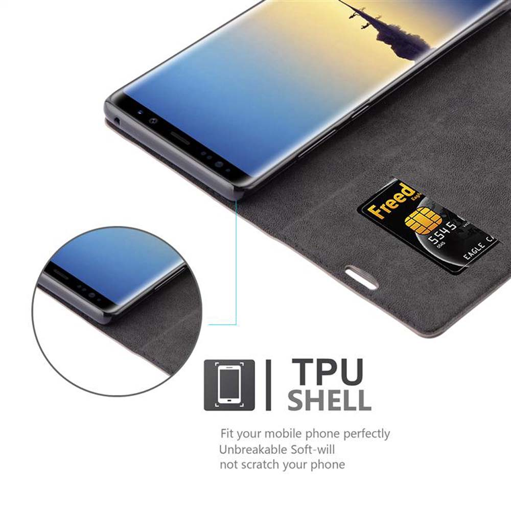 Un telefono in una custodia con una carta. Lo schermo del telefono mostra un paesaggio. La custodia ha uno slot per schede con una carta di credito.