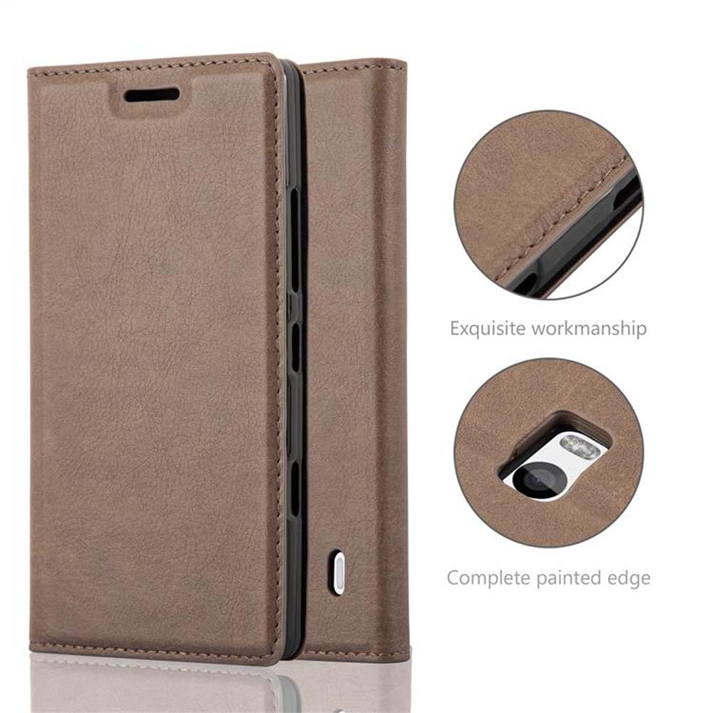 Se muestra una funda de teléfono de cuero marrón. Los detalles incluyen una funda cerrada, una funda abierta y primeros planos de la artesanía y el borde.