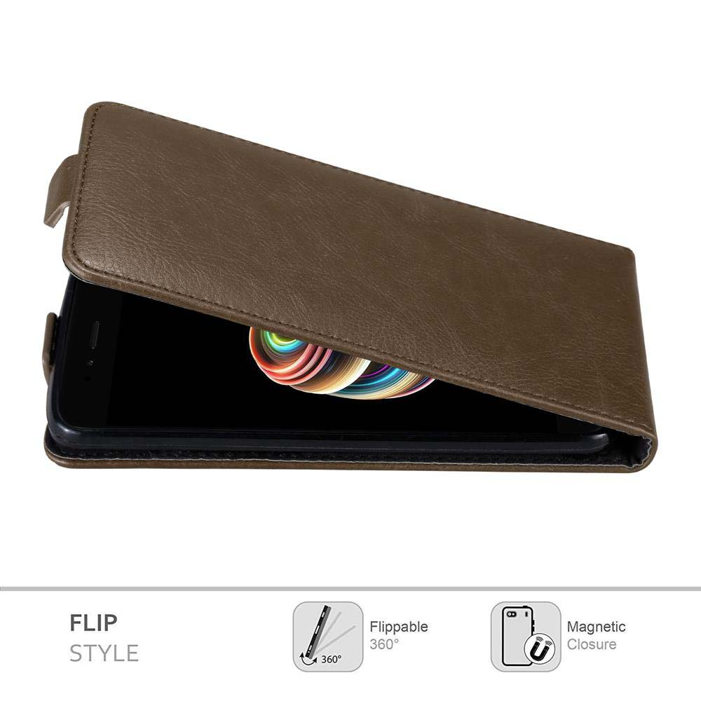 Una custodia a flip in pelle marrone, parzialmente aperta, che rivela lo schermo di un telefono con un design astratto colorato. I testi indicano lo stile flip e le funzionalità.