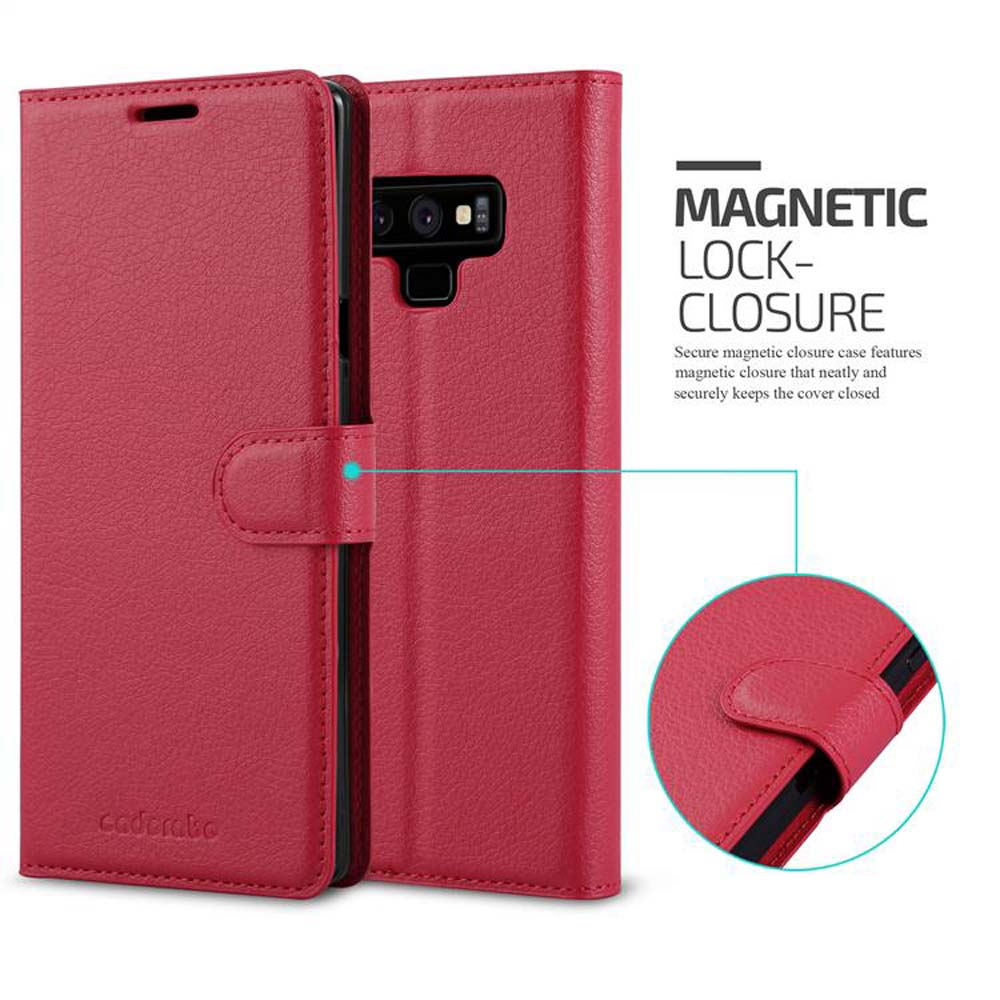 Custodia per telefono in pelle rossa con chiusura magnetica, che mostra la fotocamera del telefono. La custodia è aperta, rivelando il telefono.