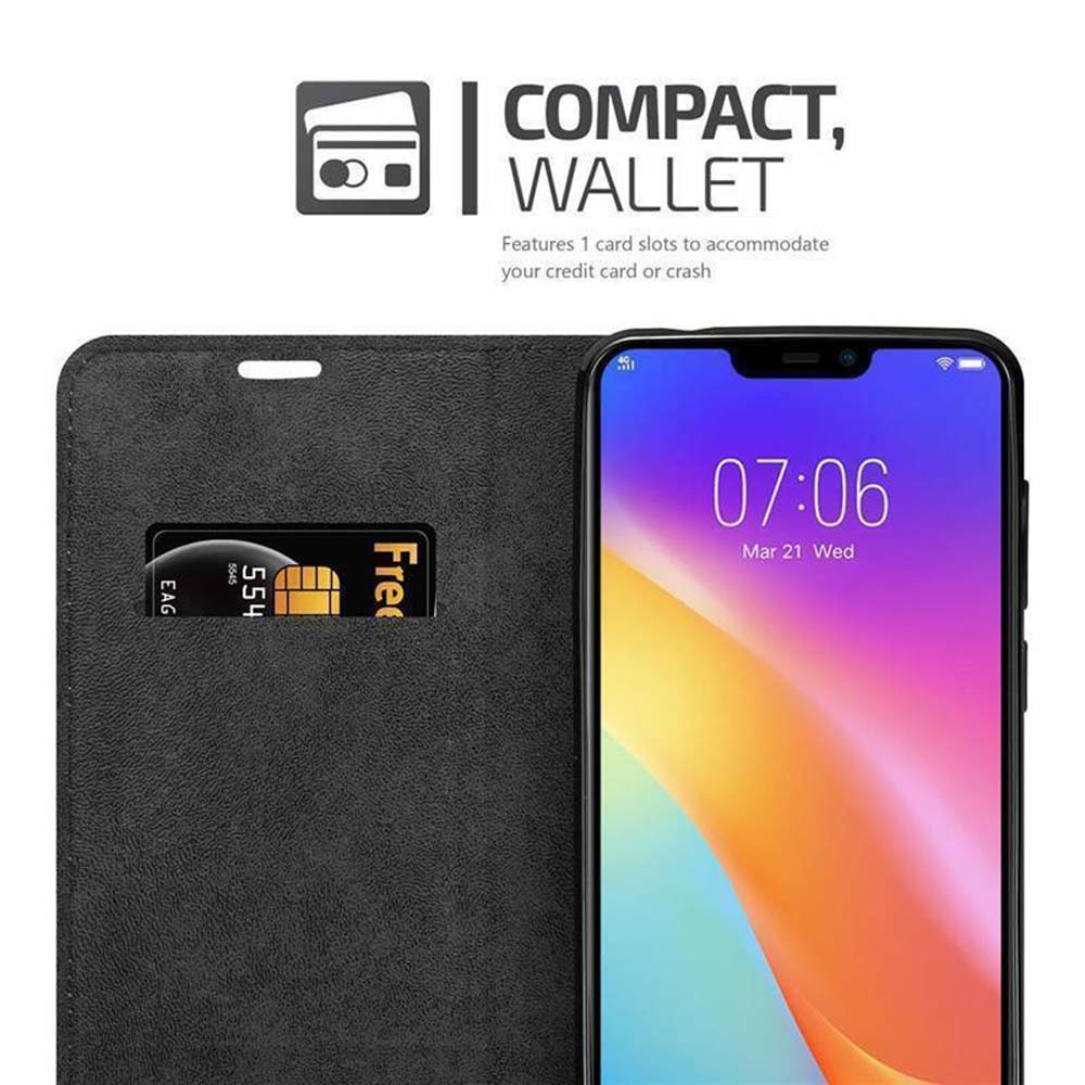 Un telefono e una carta sono in un portafoglio nero. Il telefono mostra l'ora. La carta è oro e nera.